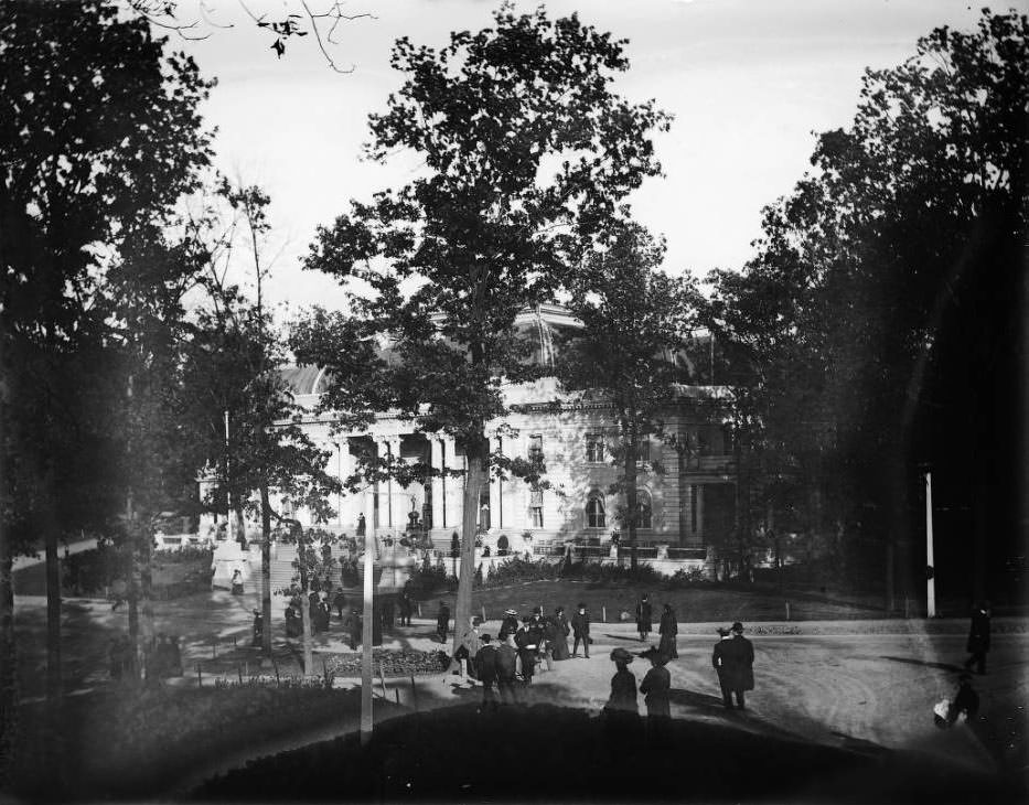 Fairgoers arrive at the Ohio pavilion for the Louisiana Purchase Exposition, 1904