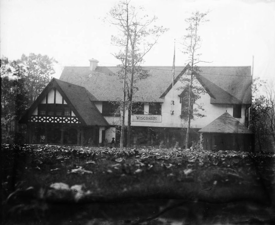 A view of the Wisconsin State building in late autumn at the end of the Louisiana Purchase Exposition