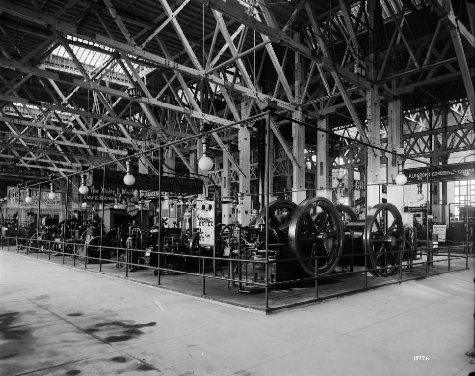 Exhibits on the floor of the Palace of Machinery, 1904