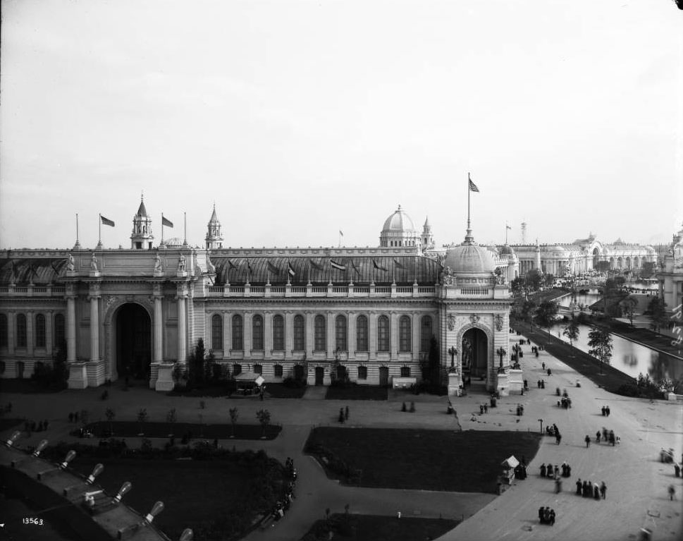 Bird's-eye view of the entrance to the Palace of Varied Industries, 1904