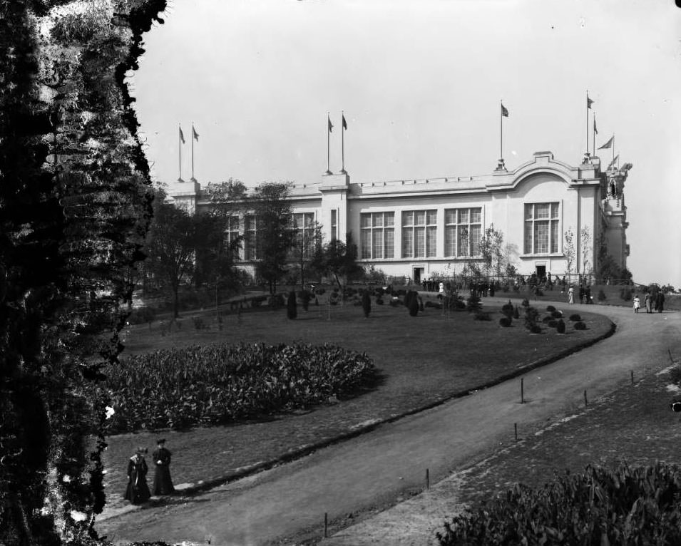 Garden outside of the Palace of Agriculture, 1904