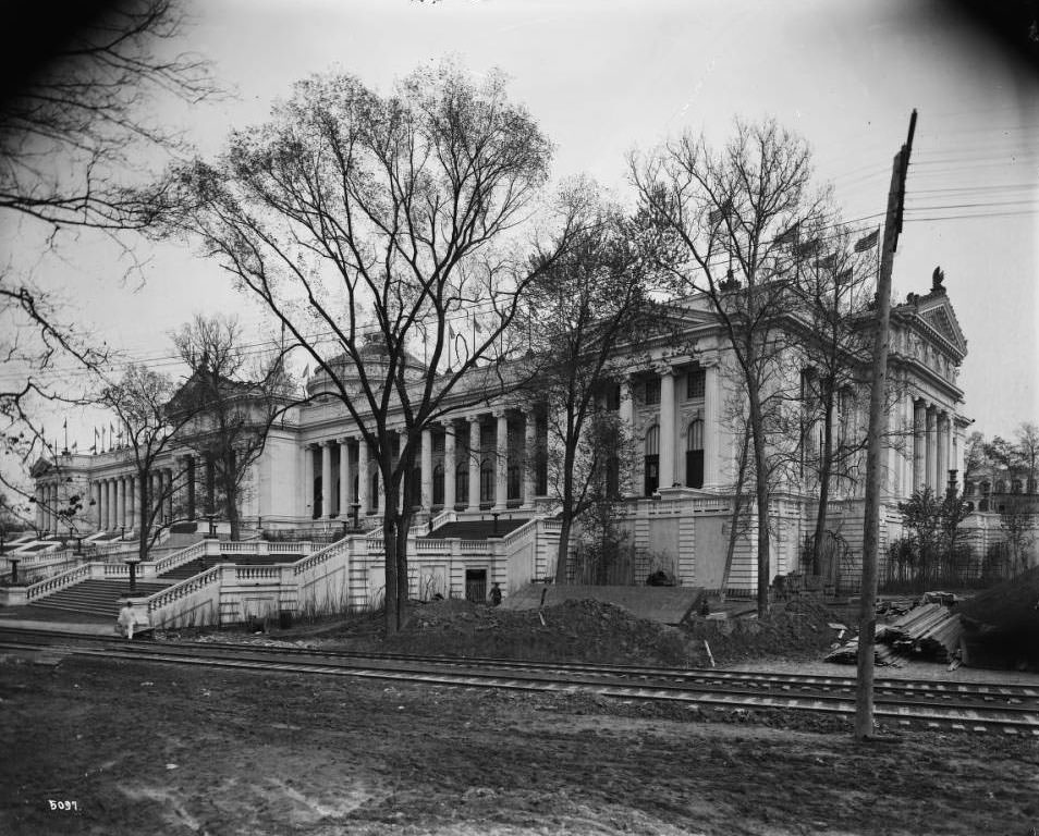 A view of the United States Government building at the Louisiana Purchase Exposition, 1904