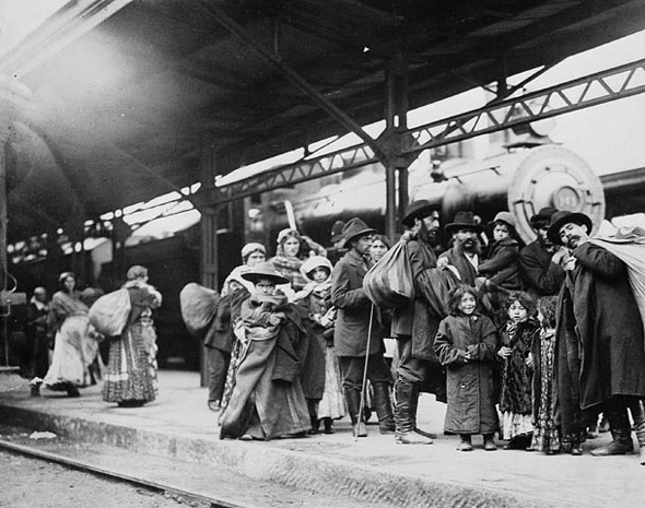 Arrival of immigrants at (old) Union Station, 1910s