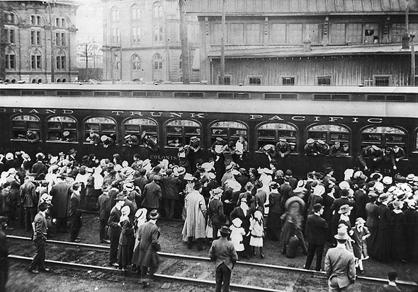 Soldiers leaving from Union Station, 1910s