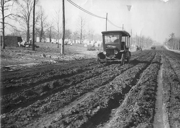 Mount Pleasant Road with cemetery in background, 1928