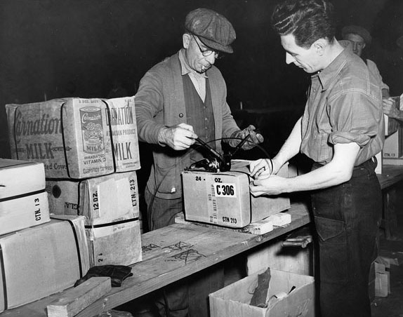 Food packages being wrapped for shipment to the UK, 1940s