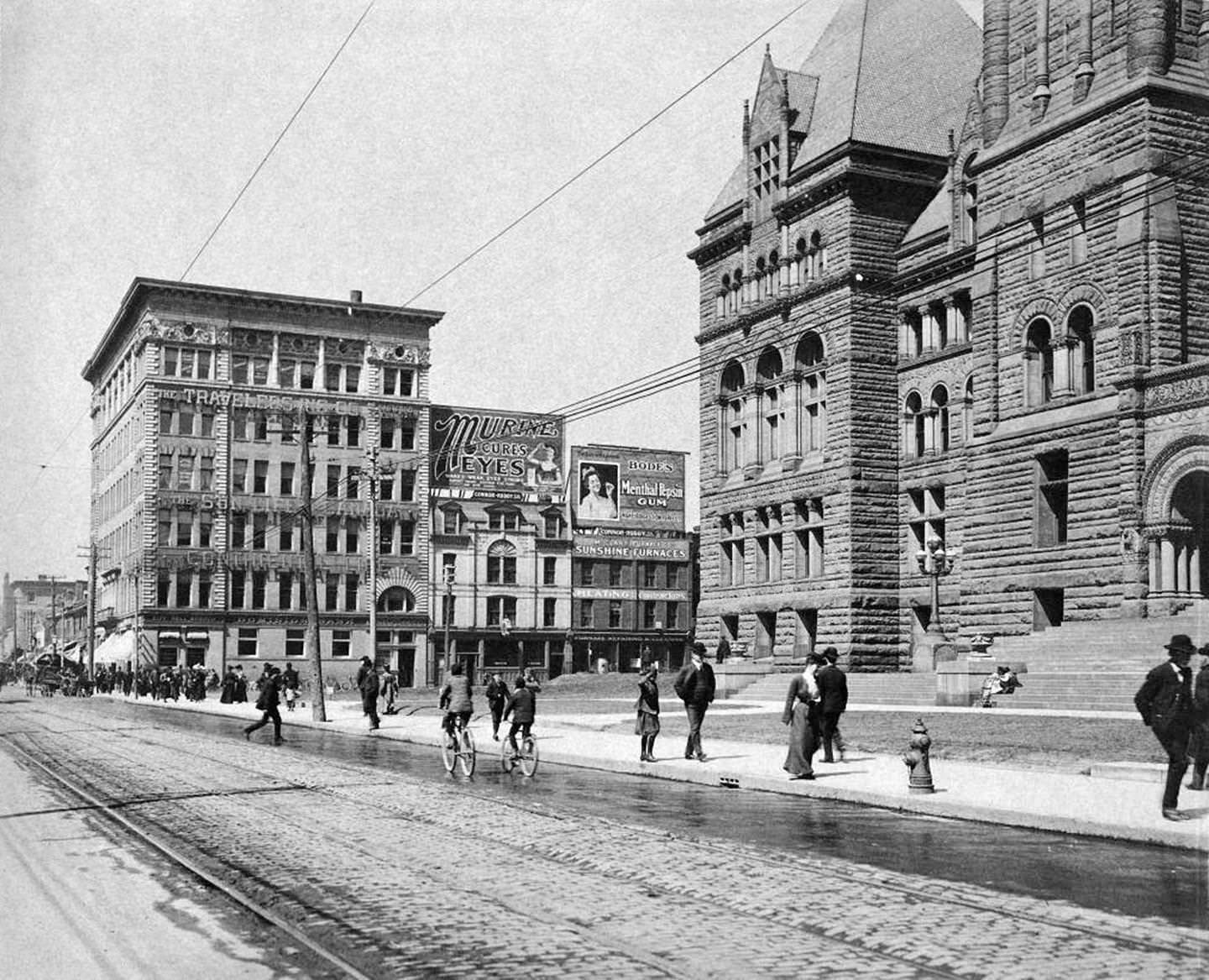 A view looking north west on Queen St. W., in front of old City Hall, 1906.