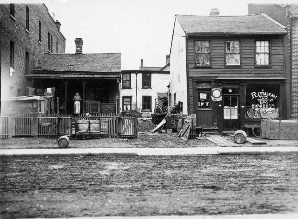 Chicken warehouse, Agnes Street (Now part of Dundas St. W.), 1910.