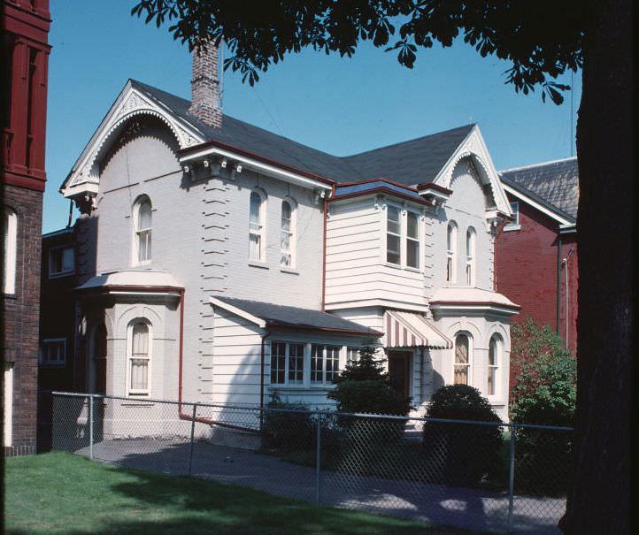 19 Beaconsfield Avenue, 1976