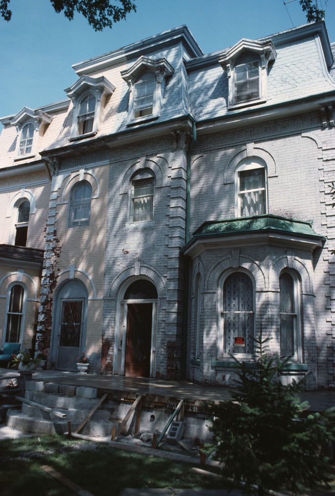 8-10 Beaconsfield Avenue, 1979