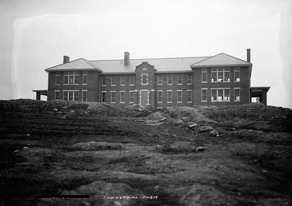 Toronto Municipal Farm for Men opened at Falstaff (now Thornhill) in 1912