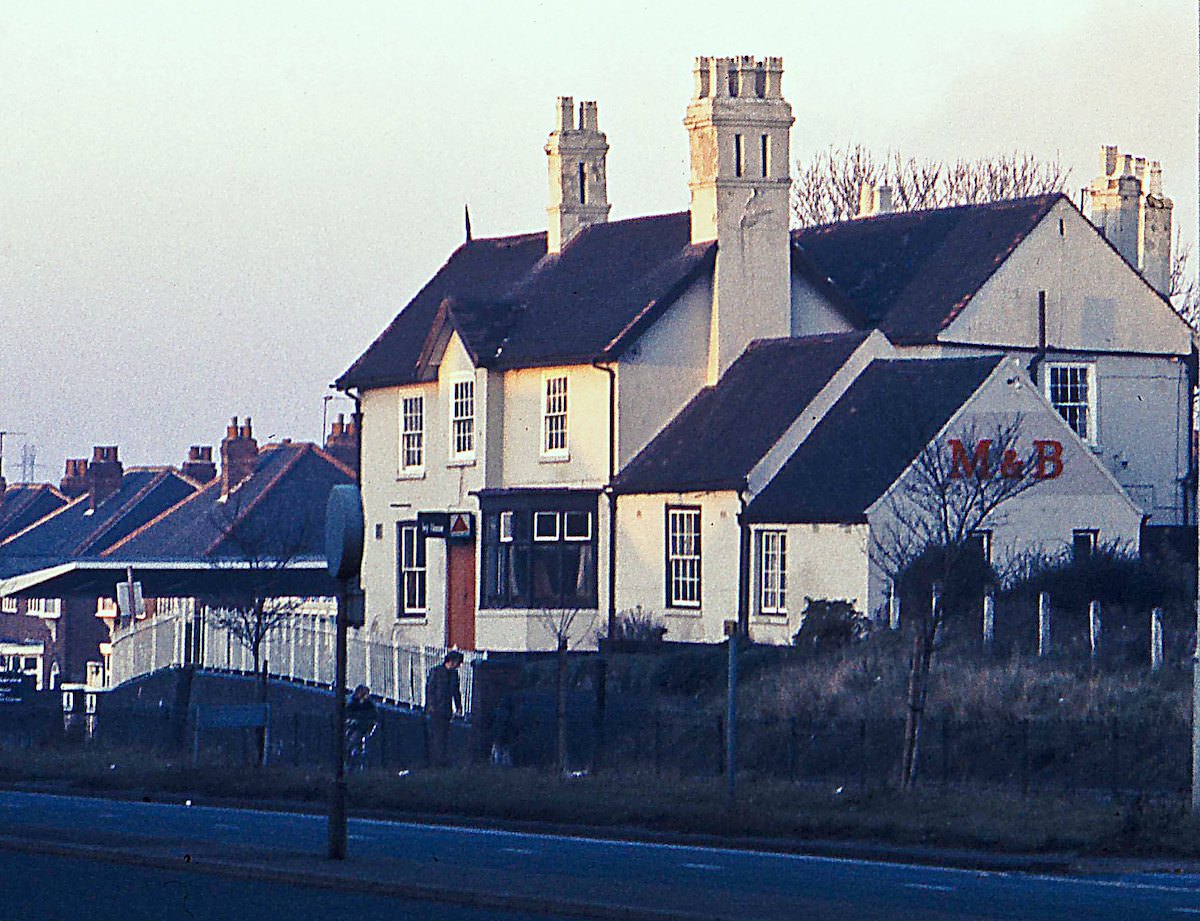 The Ivy House, Coseley, November 1975- The Ivy House on the A4123 at Coseley. 29th November 1975.