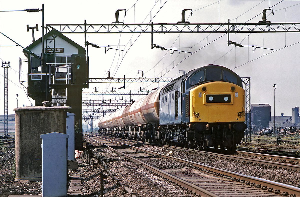 English Electric Type 4 No. 40061 passes Spring Vale Sidings with 6F57, the 15:48 MWFO Wolverhampton – Ditton empty BOC tanks on 31st May 1982.