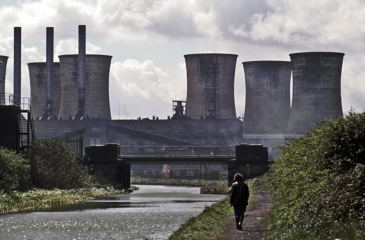 Birchills Power Station, May 1982. The power station closed in October 1982 after 33 years in use and stood dormant for nearly five years, finally being demolished in March 1987.