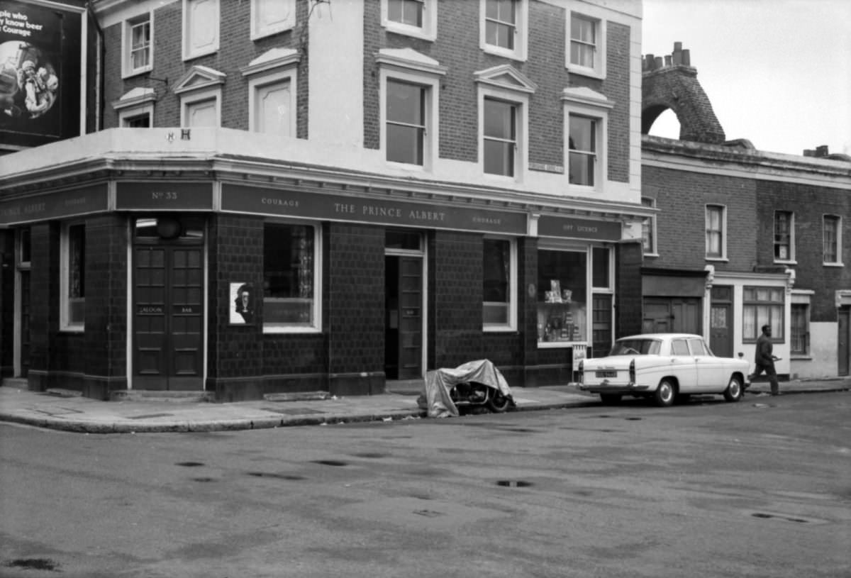 Raising a Glass to the Past: The Pubs and Evening Drinkers of East London in the 1960s