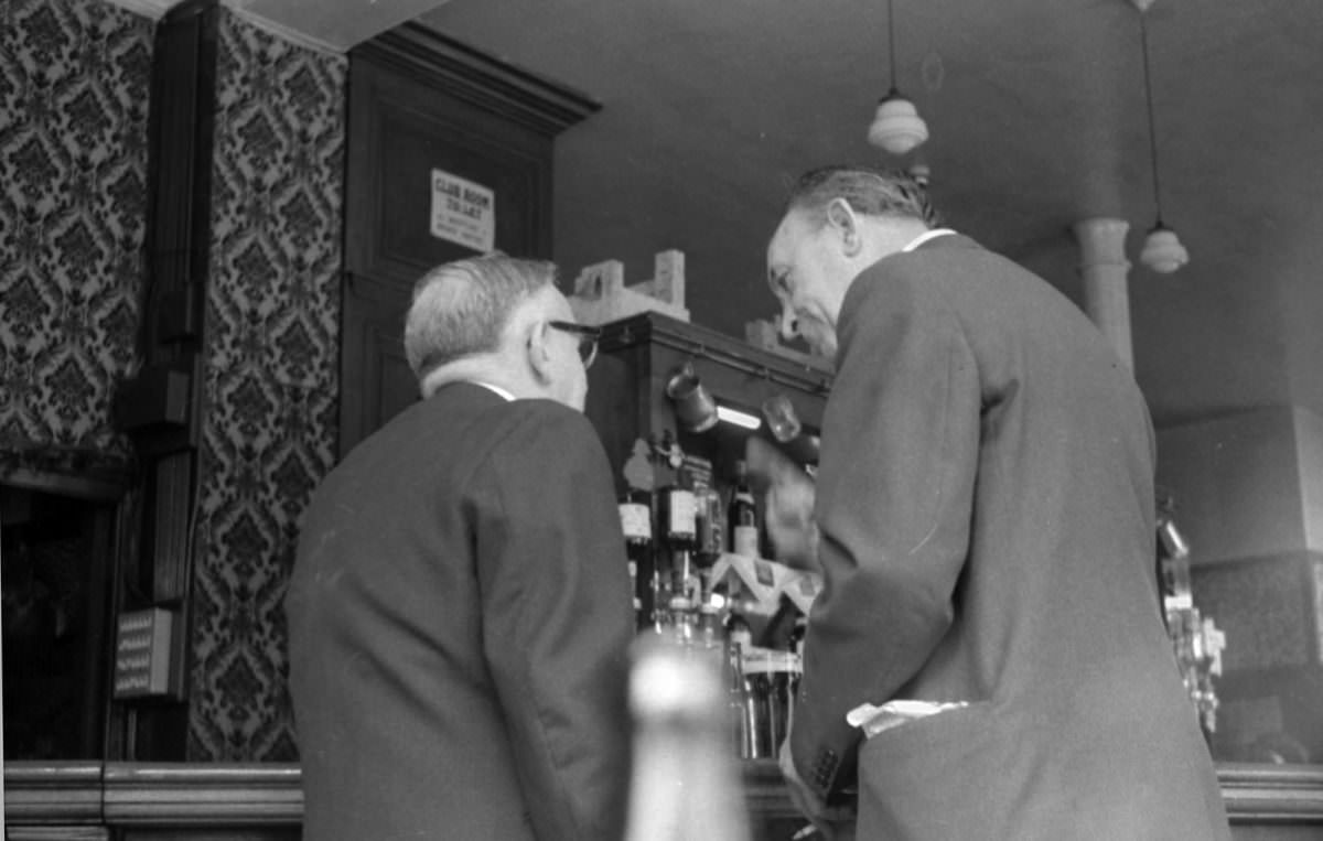 Raising a Glass to the Past: The Pubs and Evening Drinkers of East London in the 1960s