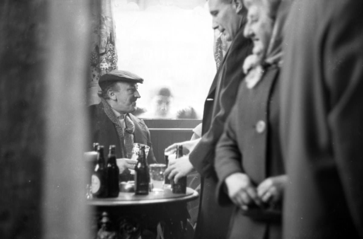 Raising a Glass to the Past: The Pubs and Evening Drinkers of East London in the 1960s