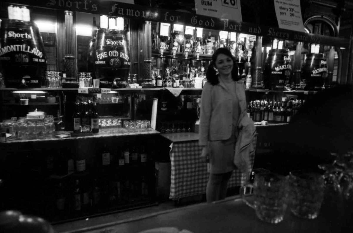 Raising a Glass to the Past: The Pubs and Evening Drinkers of East London in the 1960s