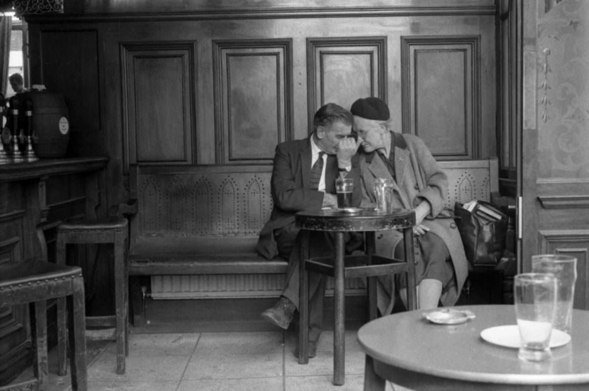 Raising a Glass to the Past: The Pubs and Evening Drinkers of East London in the 1960s