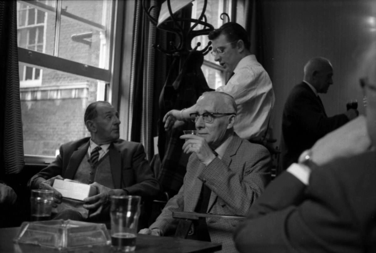 Raising a Glass to the Past: The Pubs and Evening Drinkers of East London in the 1960s