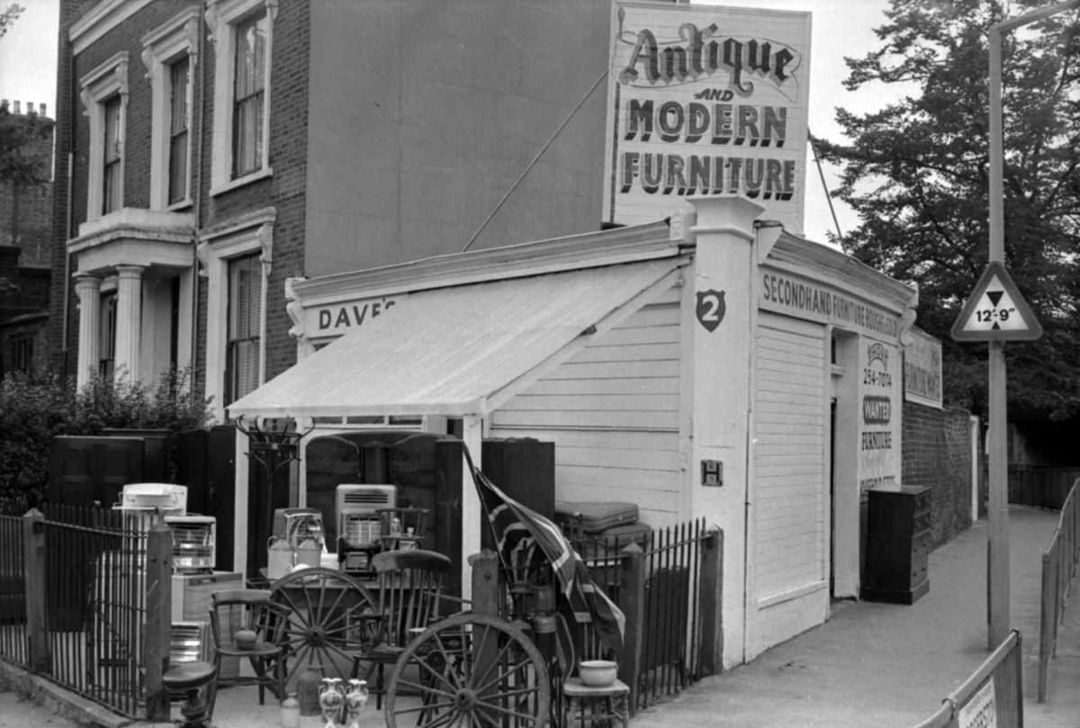 The Heart of the East End: Shops, Shoppers, and Shopkeepers in London's Multicultural Neighborhood in the 1960s