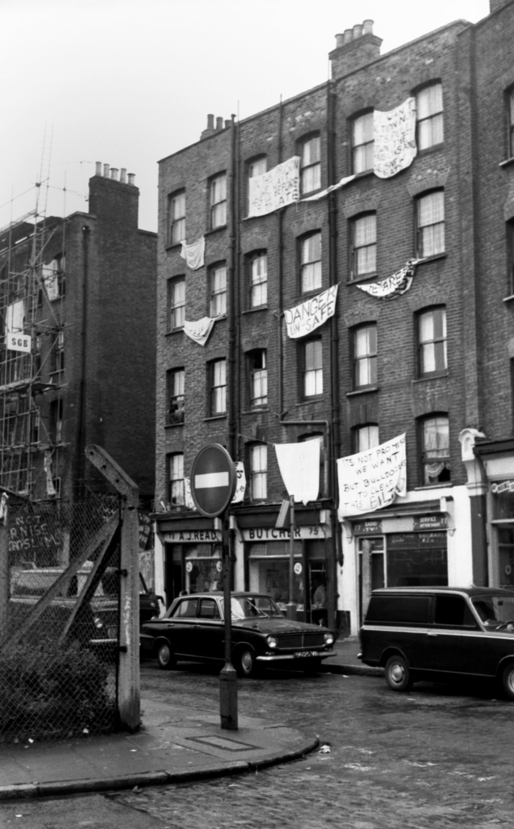 The Heart of the East End: Shops, Shoppers, and Shopkeepers in London's Multicultural Neighborhood in the 1960s