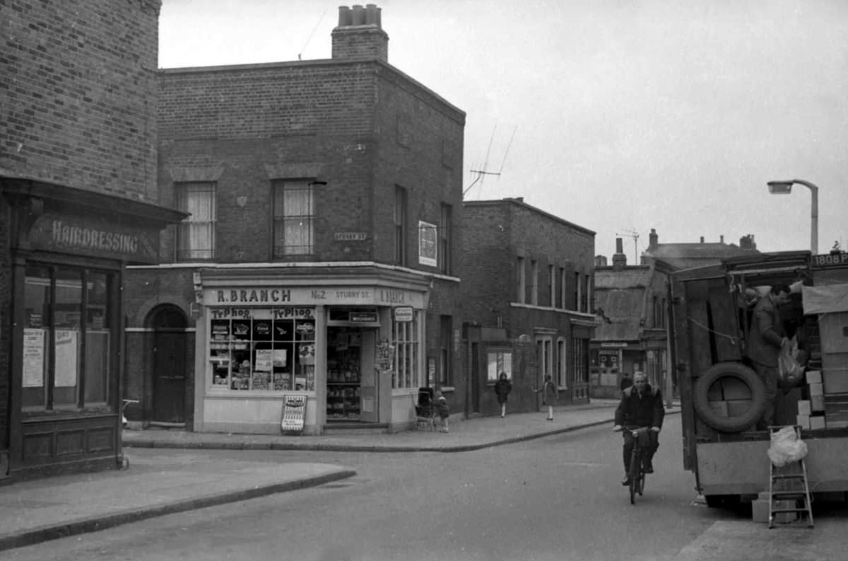 The Heart of the East End: Shops, Shoppers, and Shopkeepers in London's Multicultural Neighborhood in the 1960s