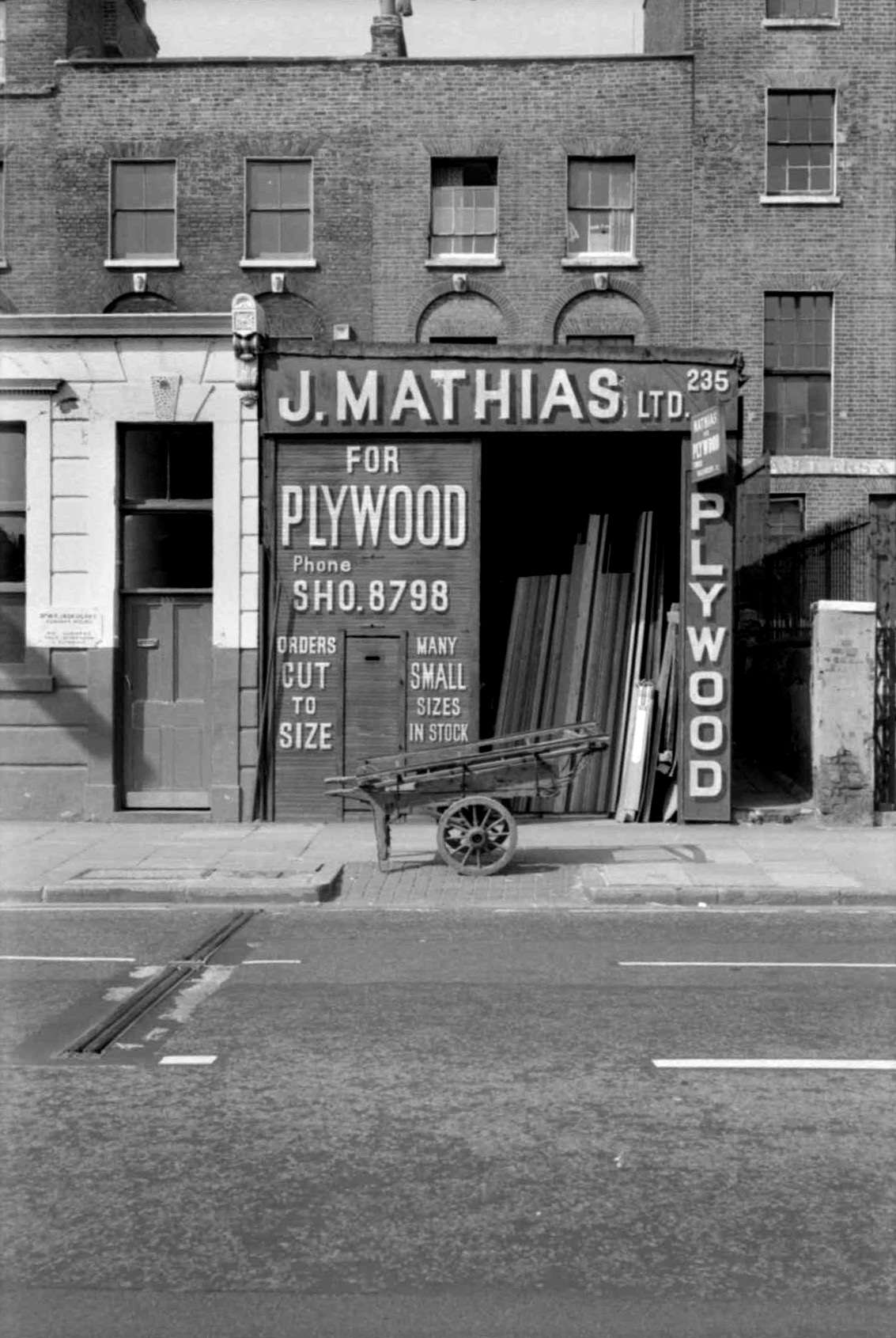 The Heart of the East End: Shops, Shoppers, and Shopkeepers in London's Multicultural Neighborhood in the 1960s