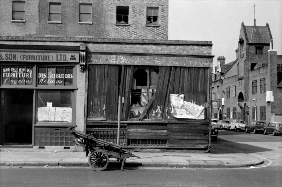 The Heart of the East End: Shops, Shoppers, and Shopkeepers in London's Multicultural Neighborhood in the 1960s