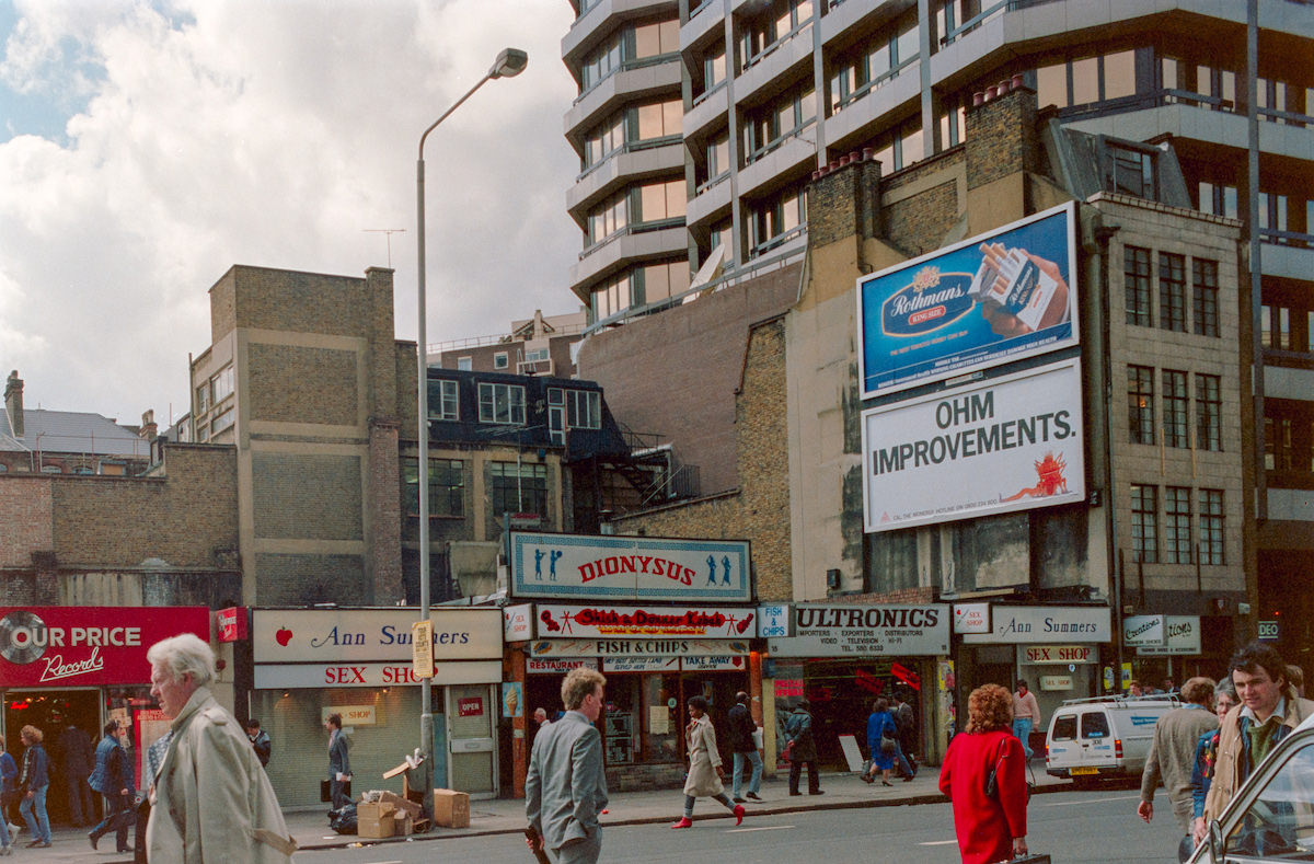 Fascinating Photos of Fitzrovia, West End London in the 1980s