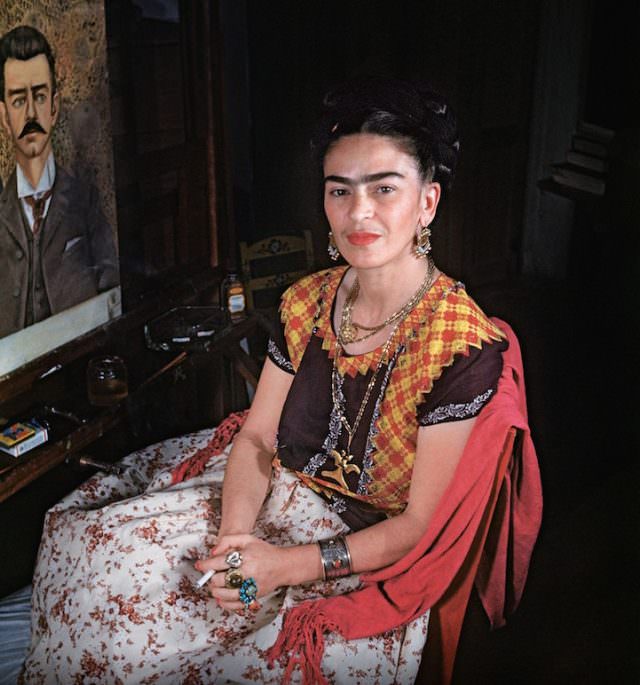 Stunning Portraits of Frida Kahlo at Home by Gisèle Freund