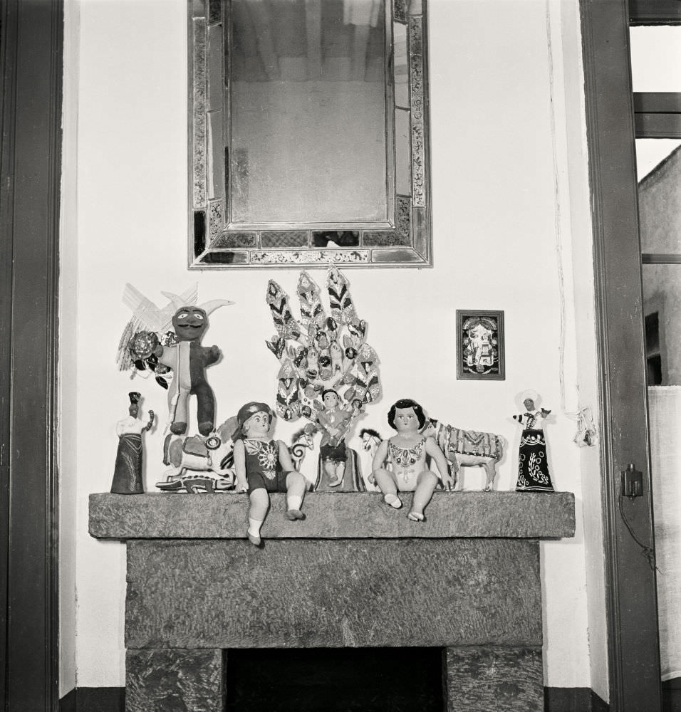 Stunning Portraits of Frida Kahlo at Home by Gisèle Freund