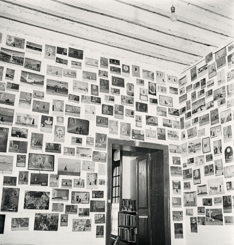 Stunning Portraits of Frida Kahlo at Home by Gisèle Freund