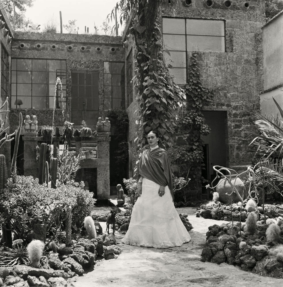 Stunning Portraits of Frida Kahlo at Home by Gisèle Freund