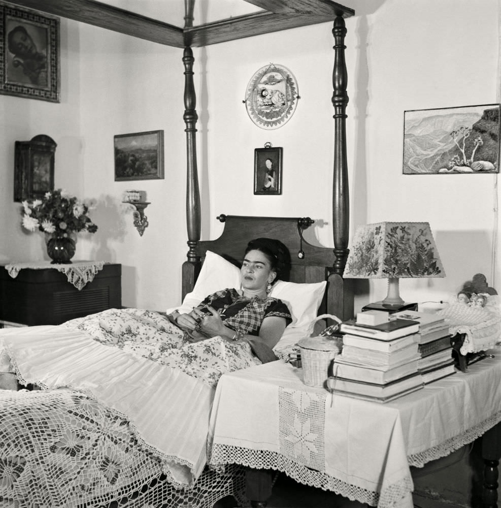 Stunning Portraits of Frida Kahlo at Home by Gisèle Freund