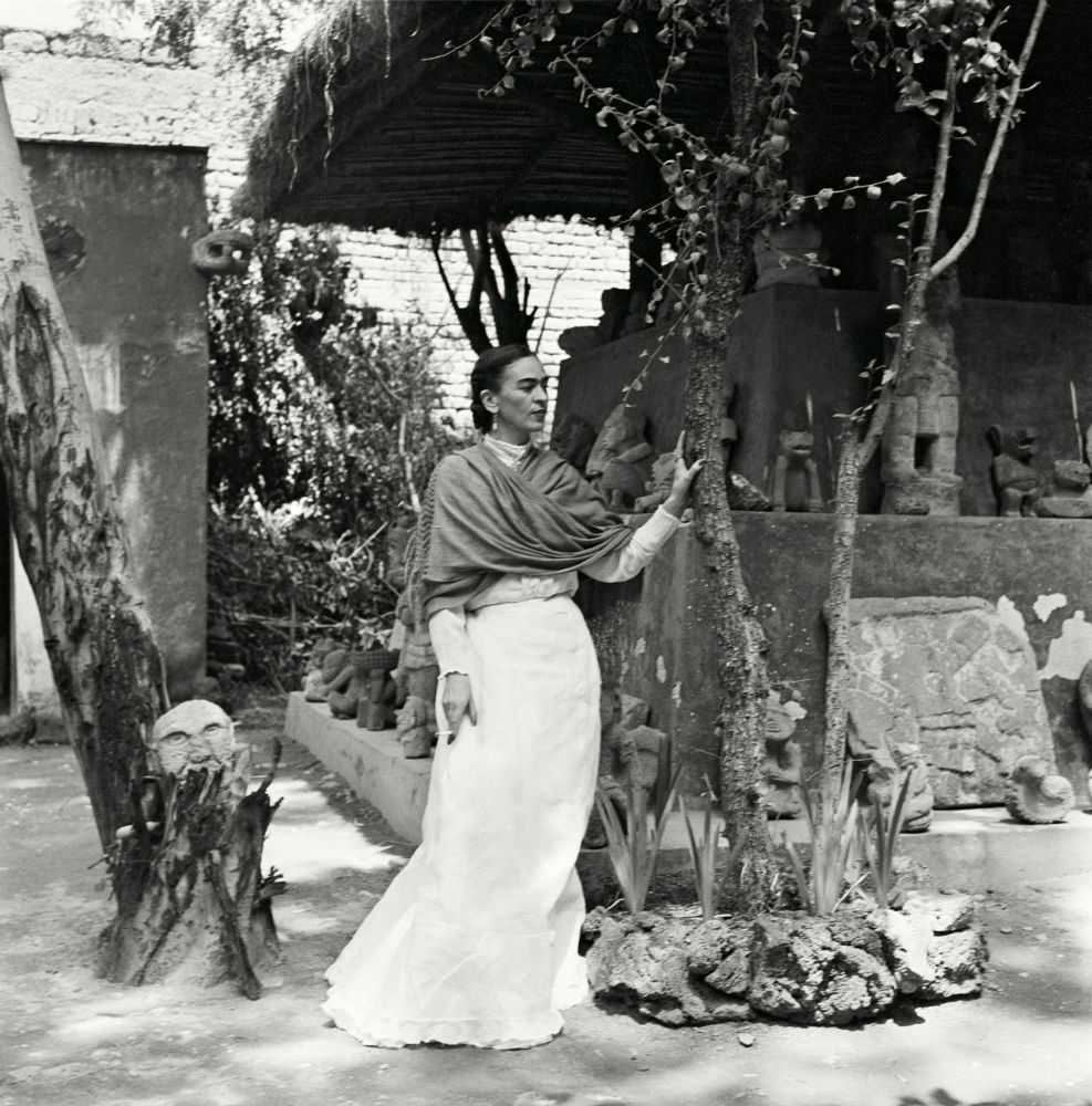 Stunning Portraits of Frida Kahlo at Home by Gisèle Freund