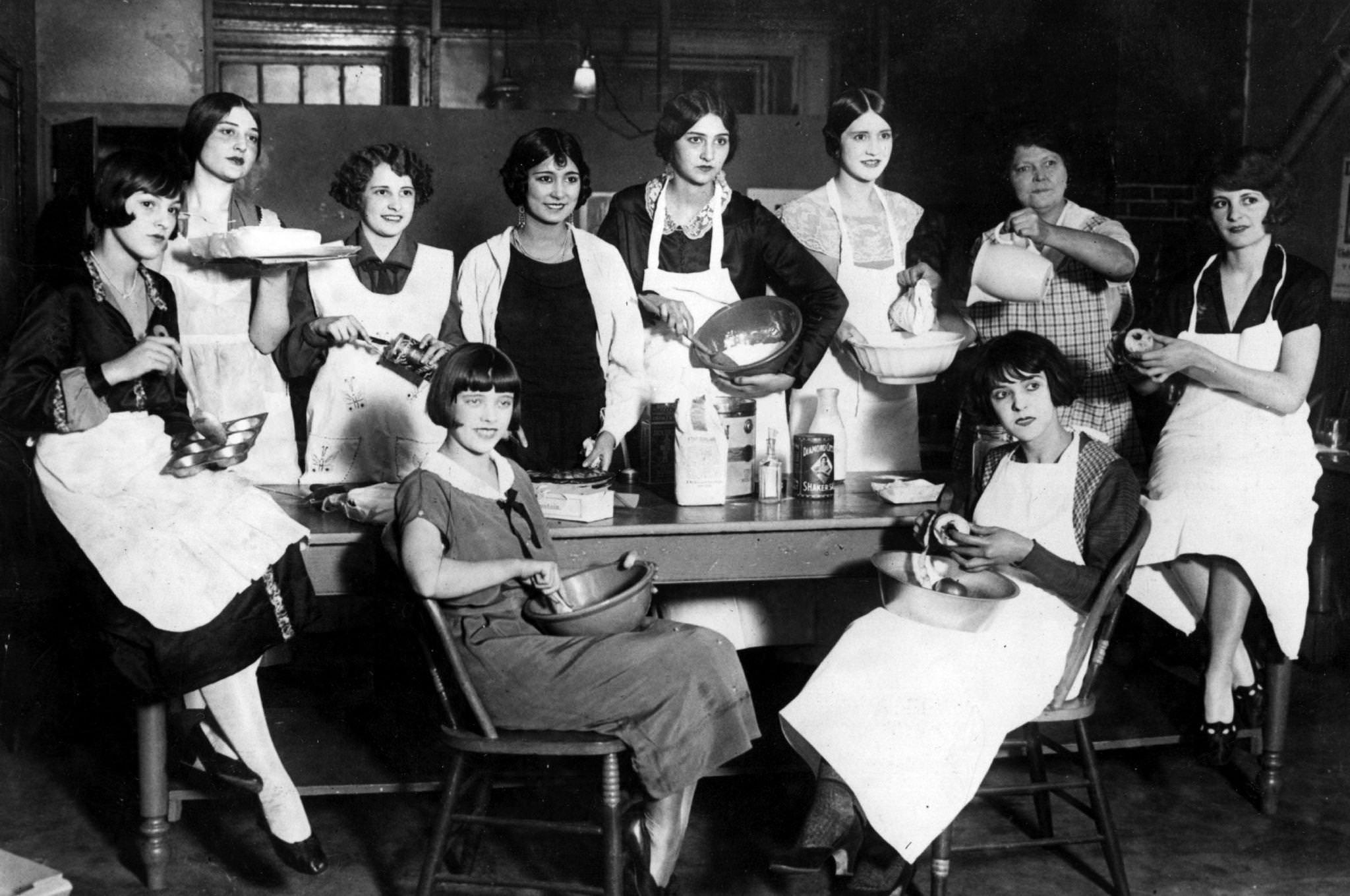 Members of the 'Greenwich Village Follies' learning to become good cooks and bakers at the Mary Ryan Tea Room in Greenwich Village, 1925