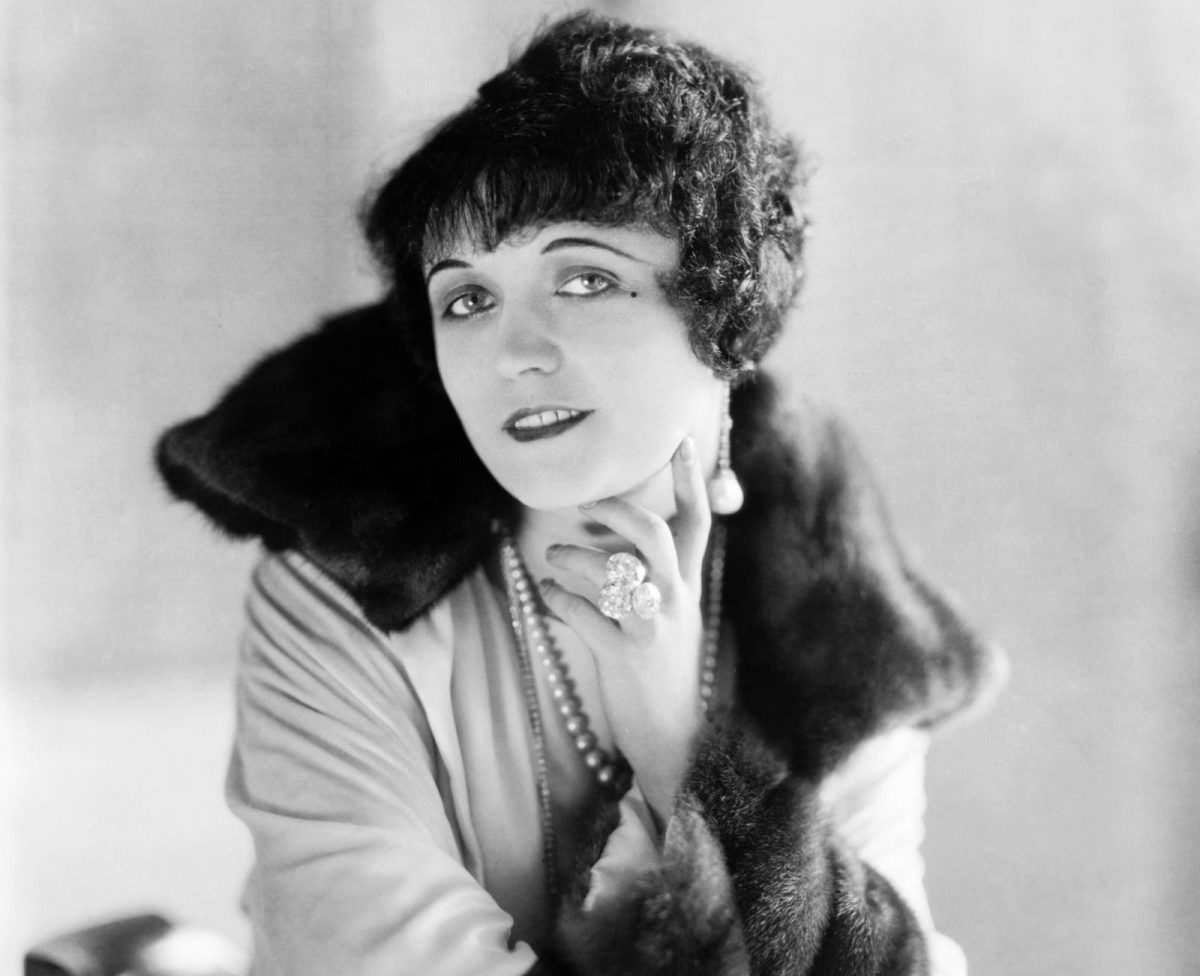 Pola Negri.