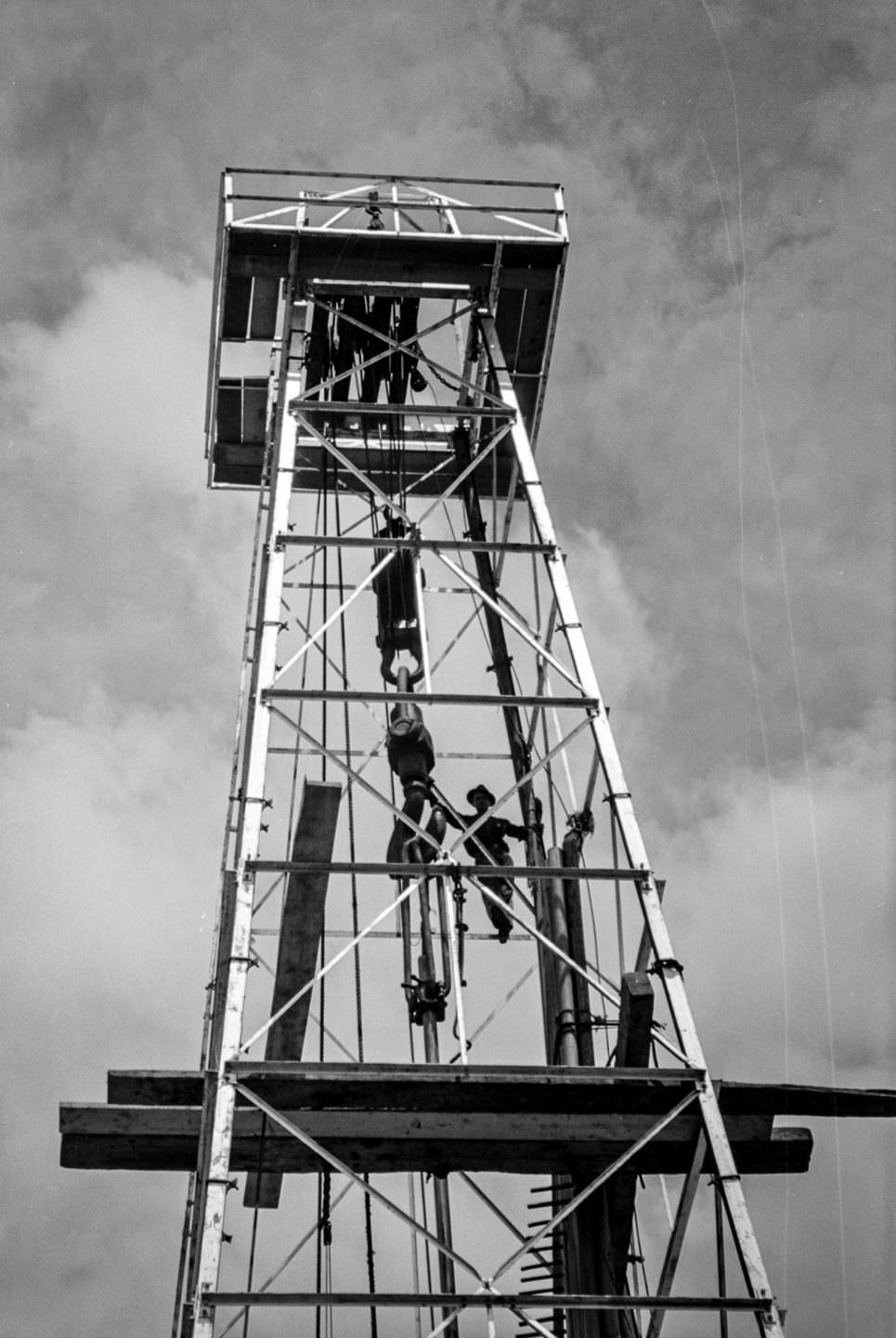 Kilgore's Oil Frontier: Russell Lee's Photographic Journey of Hardworking Men in the 1930s