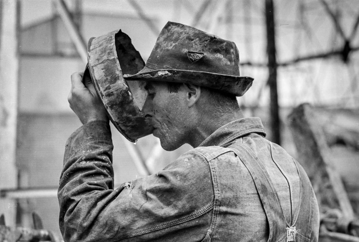 Kilgore's Oil Frontier: Russell Lee's Photographic Journey of Hardworking Men in the 1930s