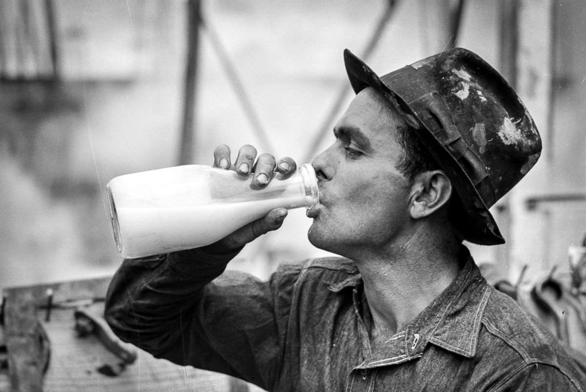 Kilgore's Oil Frontier: Russell Lee's Photographic Journey of Hardworking Men in the 1930s