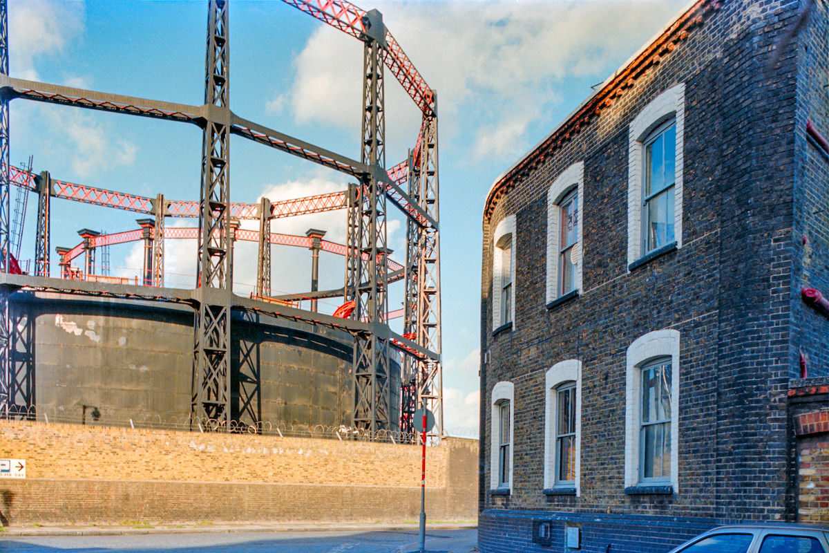 Gasholders, Culross Buildings, Battle Bridge Road, Kings Cross, Camden, 1990