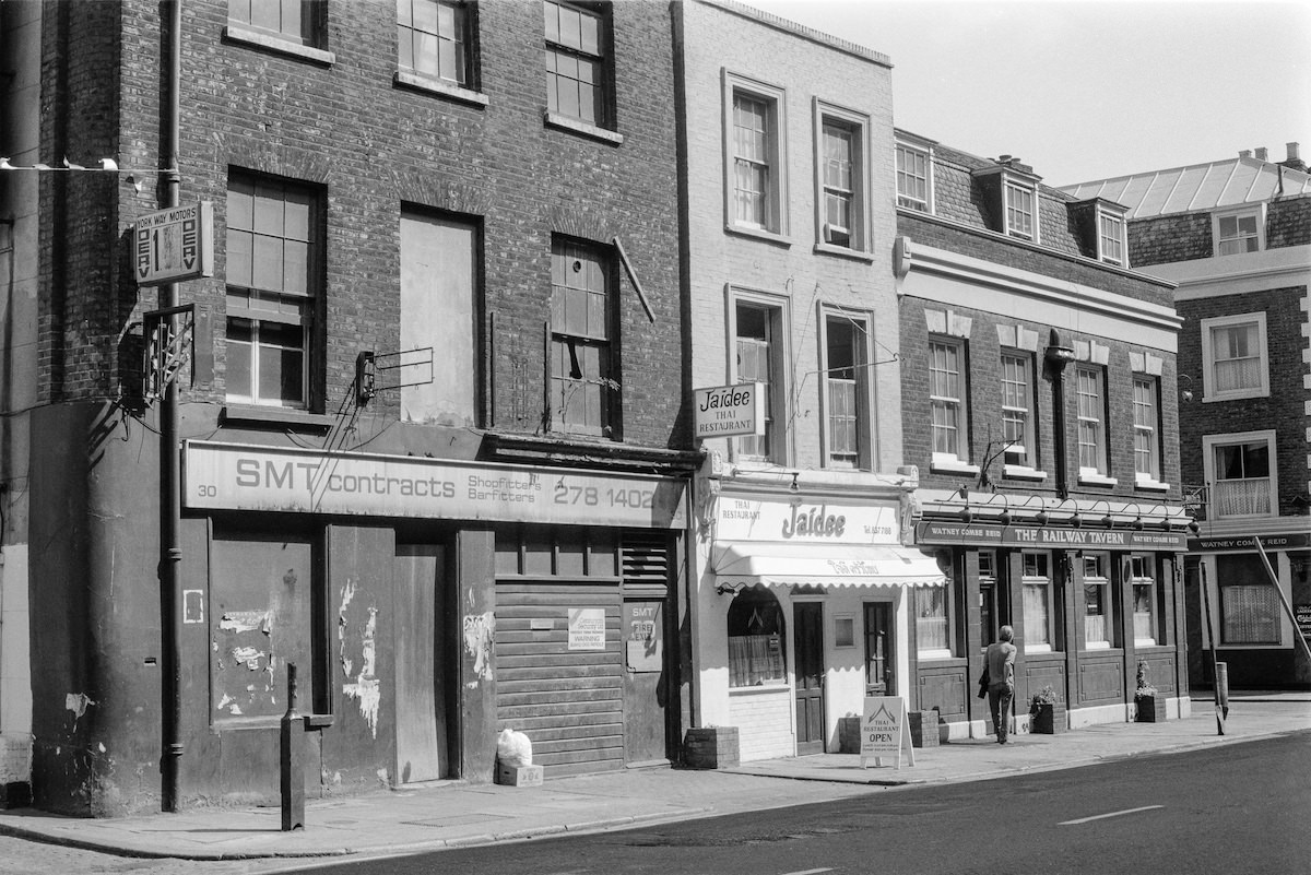 Railway Tavern,Jaidee, SMT contracts, 26-30, York Way, Kings Cross, Islington, 1990, 90-8a-53 The Railway Tavern and I think the rest were demolished in 2003