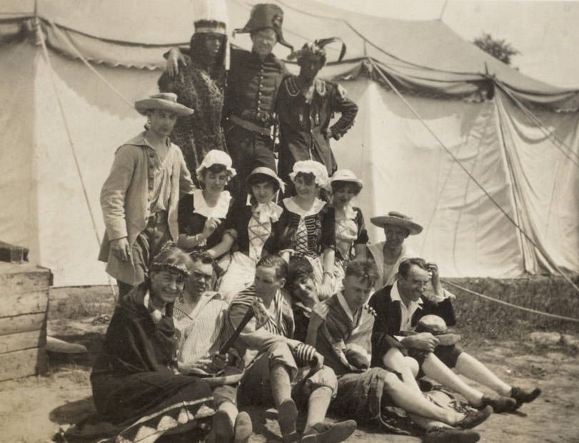 Large group of volunteer actors in costume pose for photograph, 1914