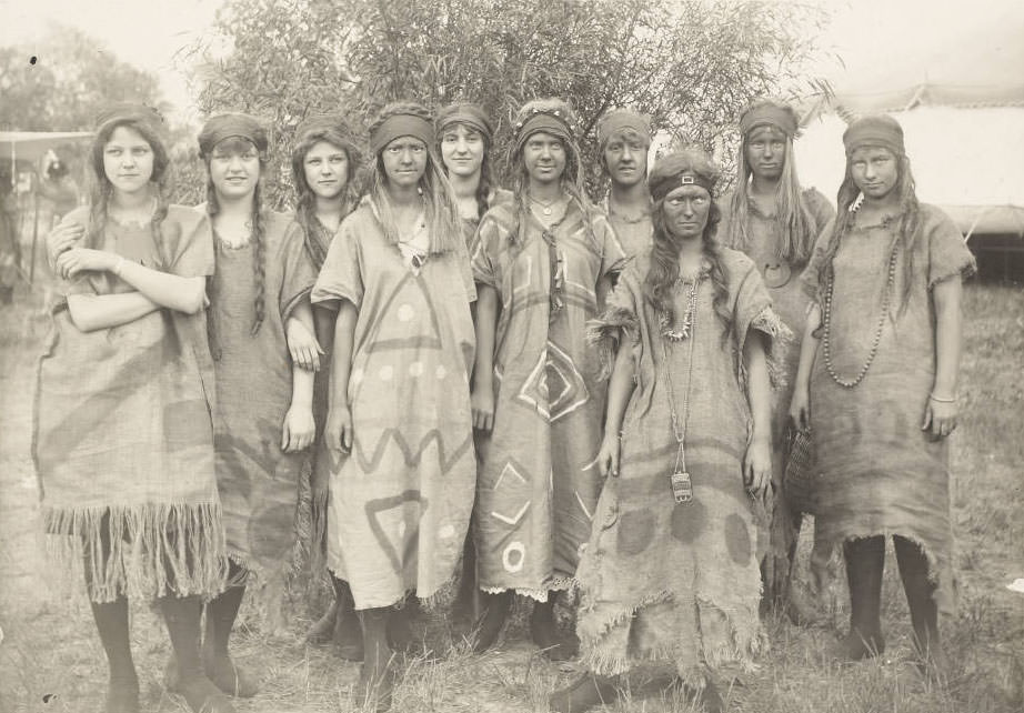 Actors playing American Indian women, 1914