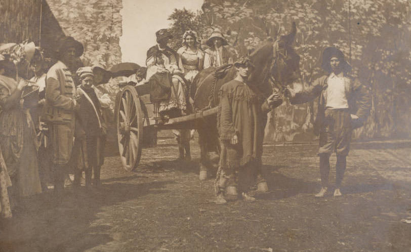 Actors portray citizens of early St. Louis in the Pageant of St. Louis, 1914