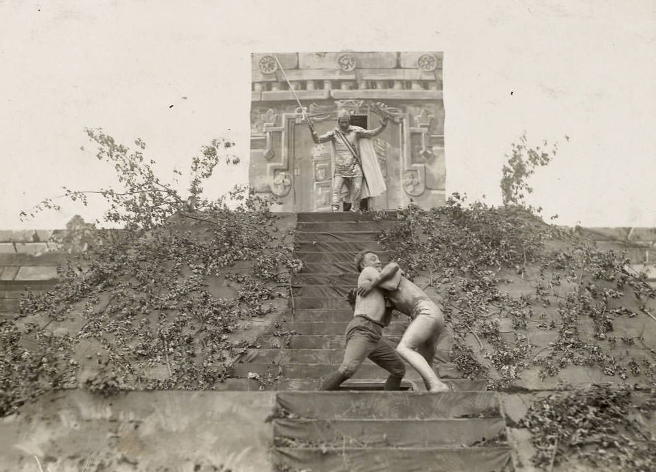 'Gold' and the 'Pioneer' in combat; St. Louis above, 1914