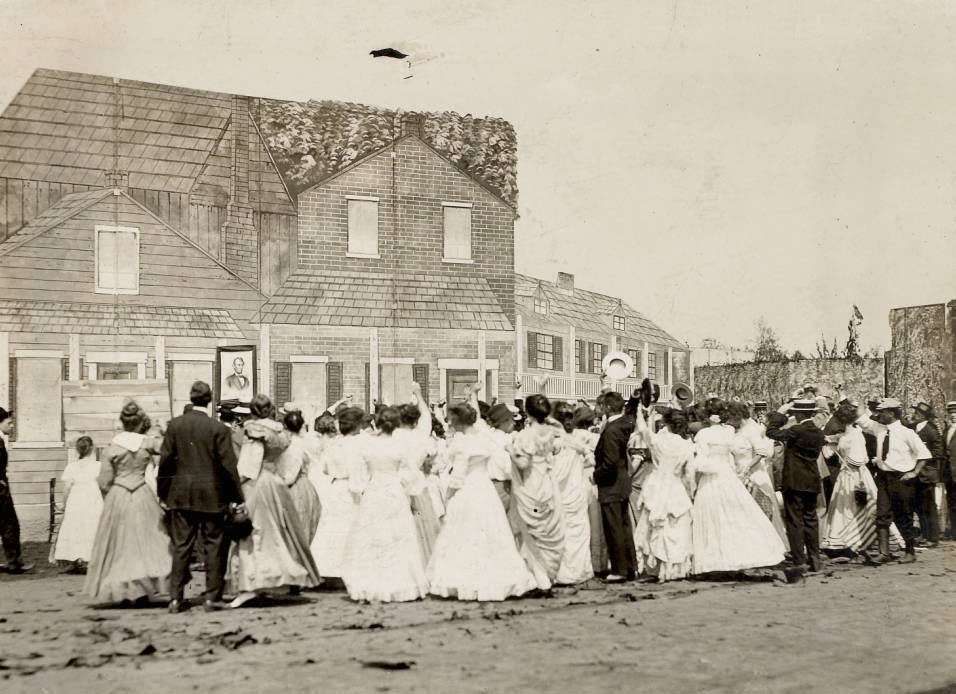 Crowd parading with picture of Abraham Lincoln, Pageant, 1914