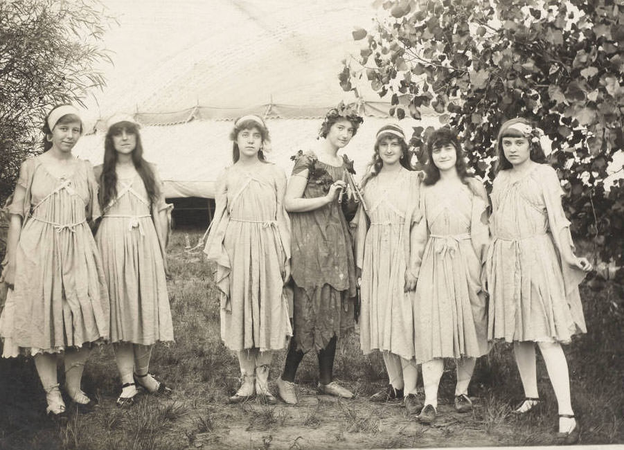 Six women actresses standing, 1914