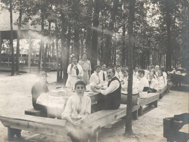 Fascinating Historical Portraits of People of South Philadelphia and Kensington in 1925